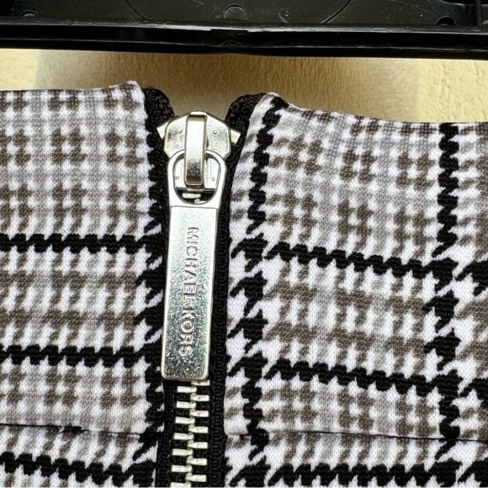 MICHAEL- Michael KORS. Skirt. Black/Grey/Taupe .S-8. Houndstooth pattern. - Picture 5 of 10